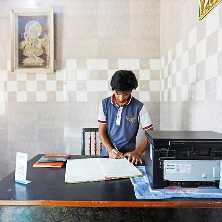 Hôtel Oyo 44361 Shri Lajjaram Ashram à Vrindāvan Extérieur photo
