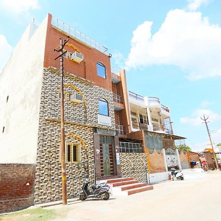 Hôtel Oyo 44361 Shri Lajjaram Ashram à Vrindāvan Extérieur photo