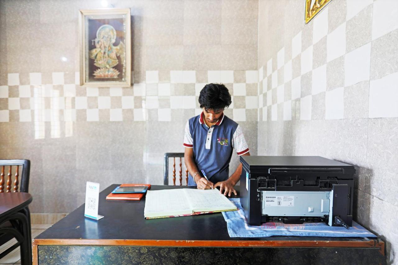 Hôtel Oyo 44361 Shri Lajjaram Ashram à Vrindāvan Extérieur photo