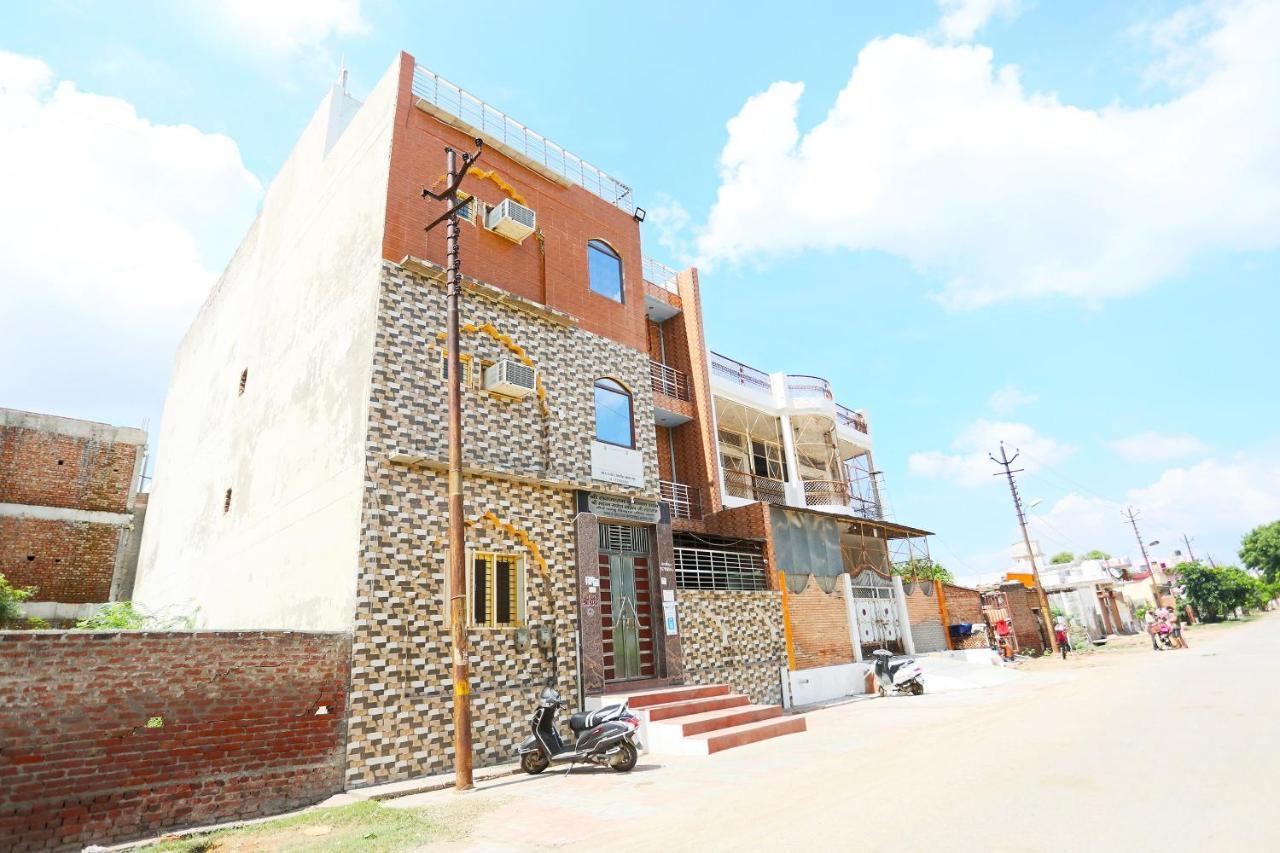 Hôtel Oyo 44361 Shri Lajjaram Ashram à Vrindāvan Extérieur photo