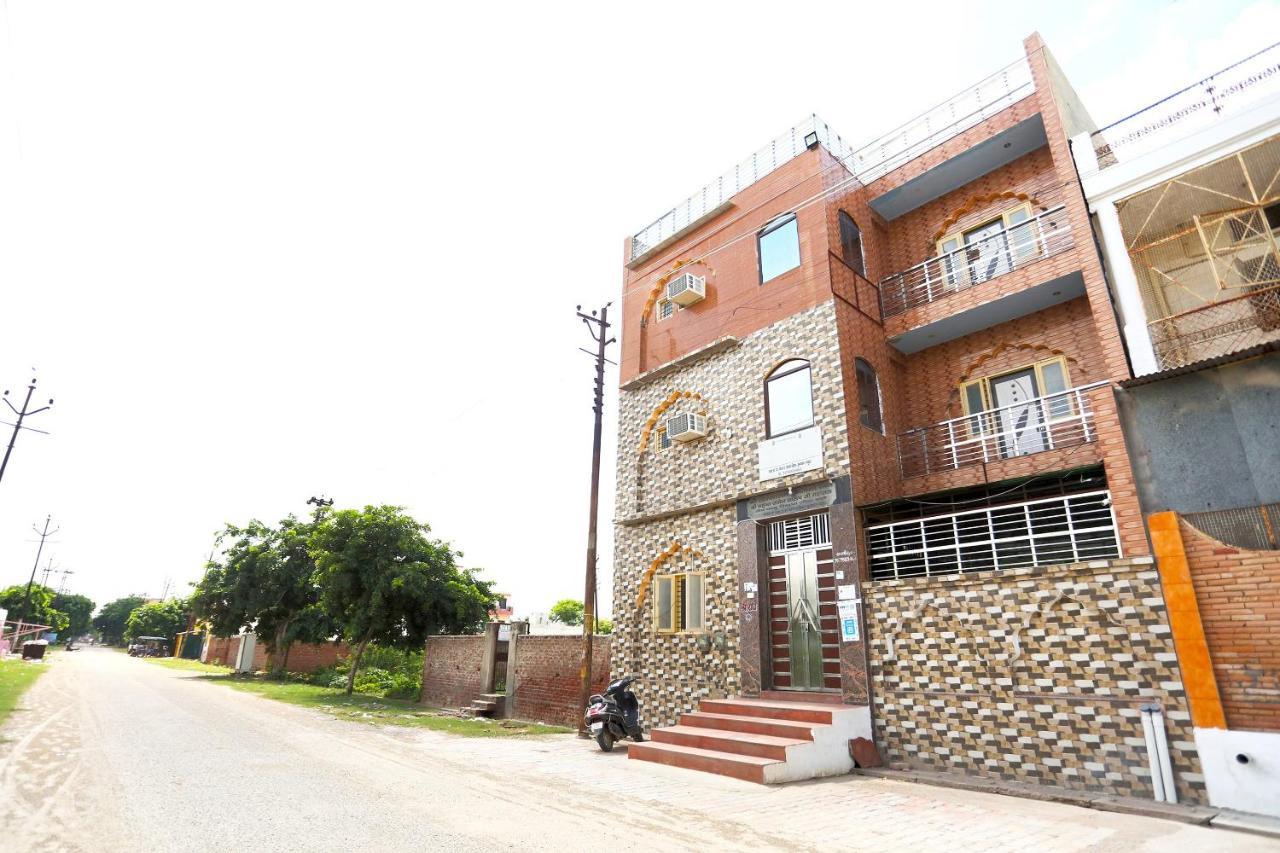 Hôtel Oyo 44361 Shri Lajjaram Ashram à Vrindāvan Extérieur photo